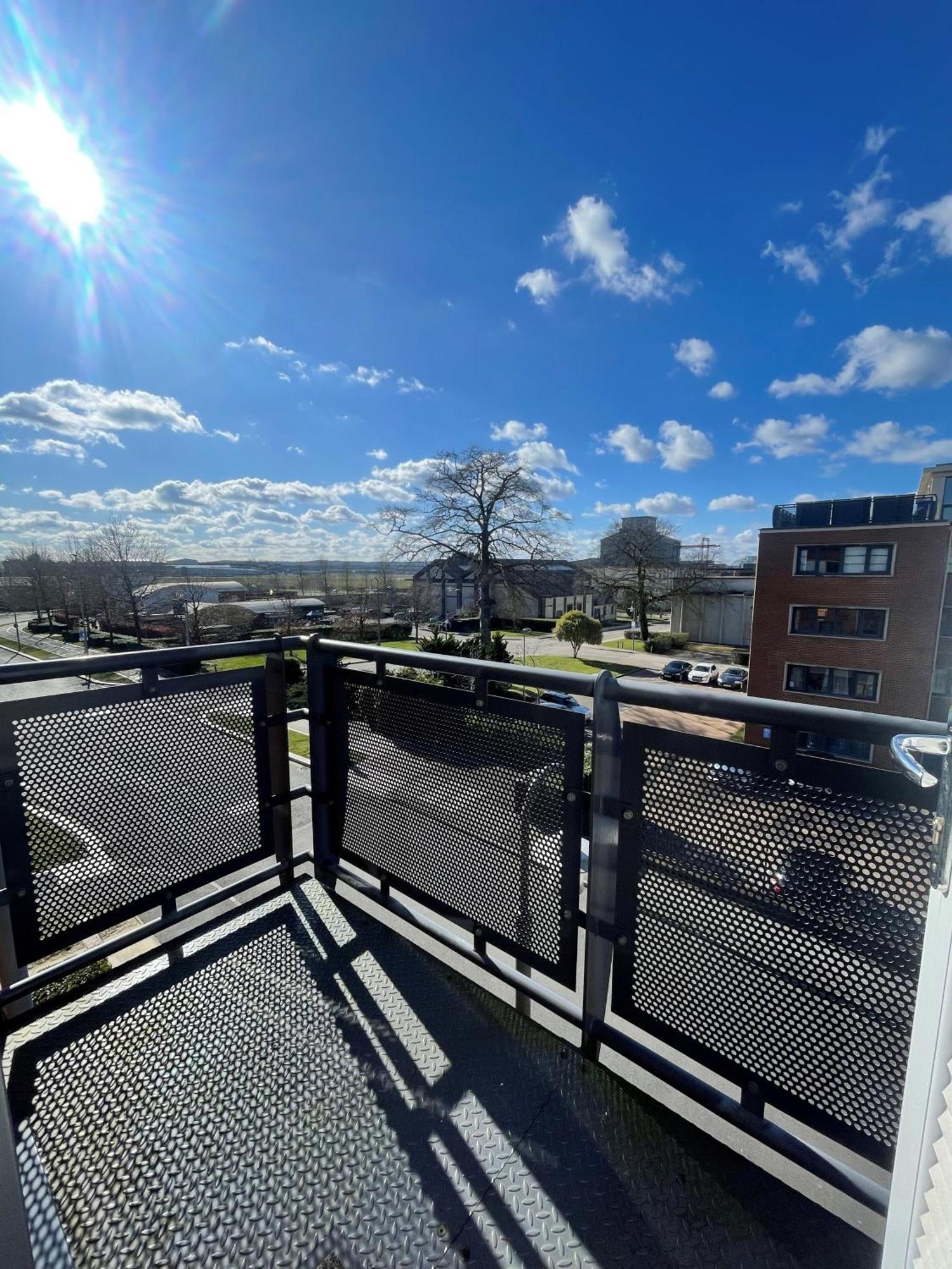 Blue Sky Apartments @Wallis Square, Farnborough Farnborough  Exteriör bild