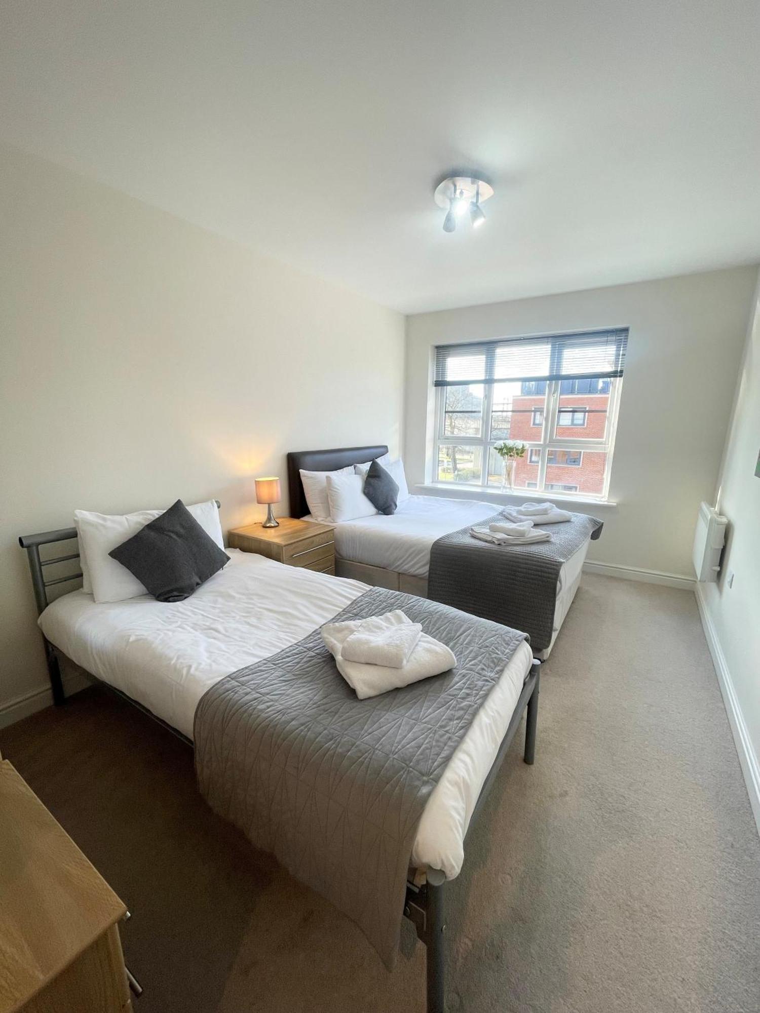 Blue Sky Apartments @Wallis Square, Farnborough Farnborough  Exteriör bild