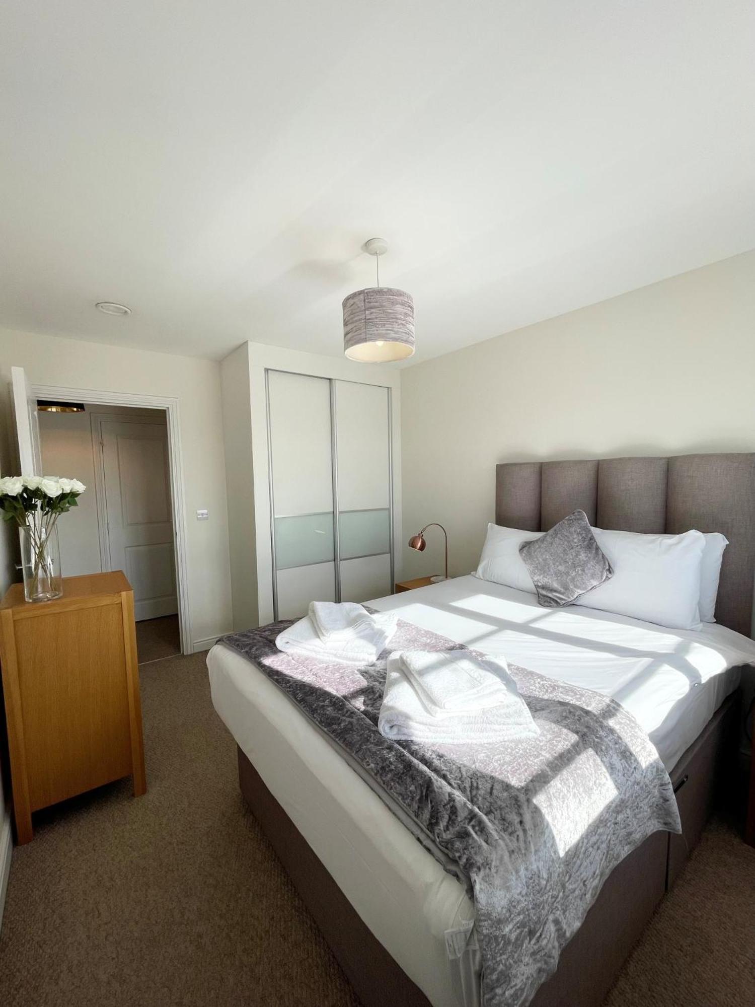 Blue Sky Apartments @Wallis Square, Farnborough Farnborough  Exteriör bild